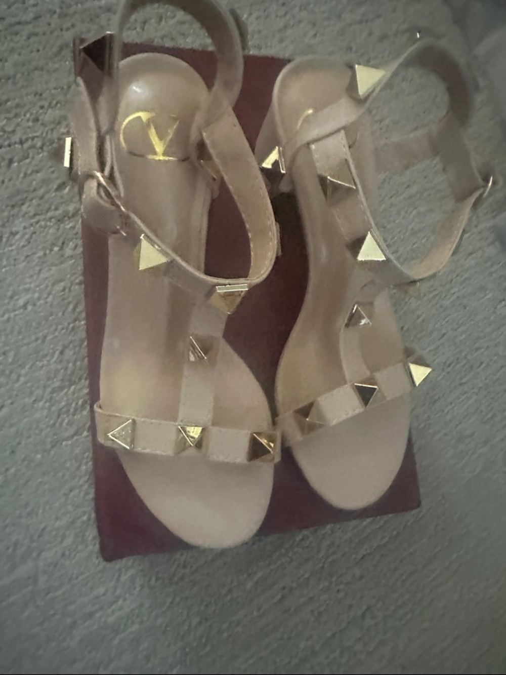 Curated Luxury Blush Patent T-Strap Sandals with Gold Studs - Picture 4 of 6